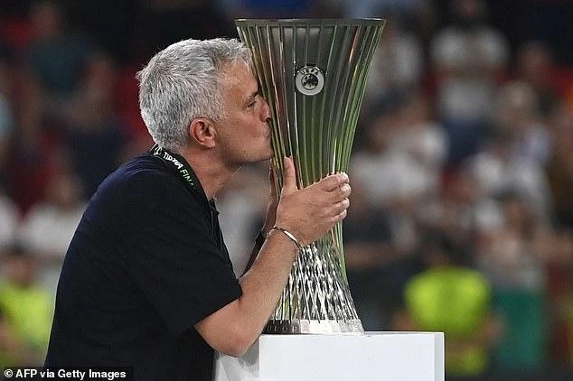 Mourinho ôm hôn chiếc cúp vô địch. ẢNH: GETTY