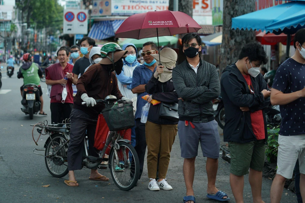 Các CĐV xếp hàng dài nối đuôi nhau từ đường Đào Duy Từ, Tân Phước đến cổng chính bán vé trên đường Nguyễn Kim.