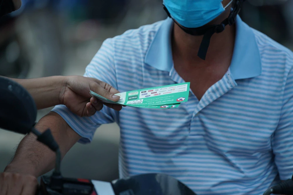 Sau đó, họ mời chào bán lại cho những người có nhu cầu để ăn chênh lệch vài trăm ngàn nhưng hiện tại người dân vẫn chưa mặn mà mua vé chợ đen.