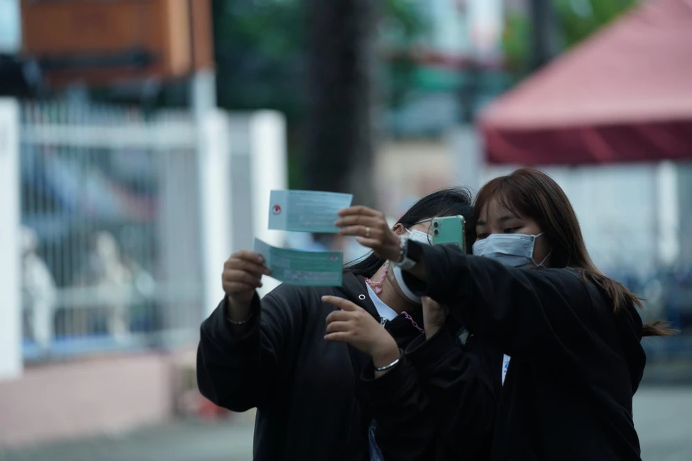 Các fan hạnh phúc khi cầm được chiếc vé trong tay và "check in" ngay tại chỗ.