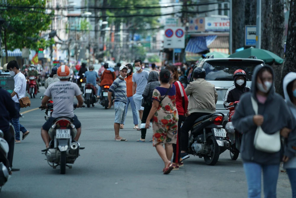 Dù mỗi người chỉ được mua 4 vé nhưng dân phe vé cũng xếp hàng giành nhau mua.