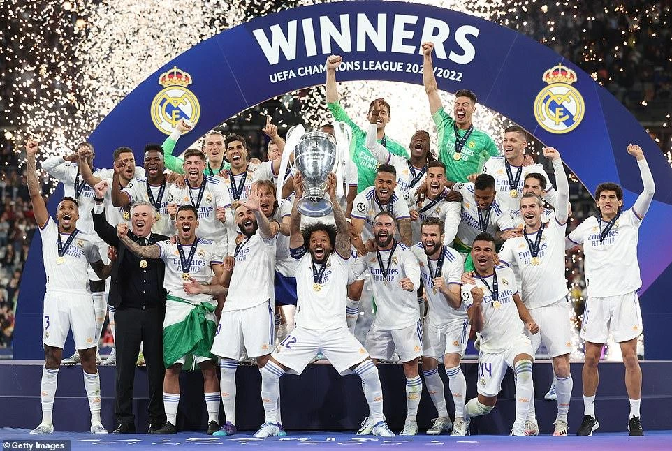 Các cầu thủ Real Madrid nâng cao chức vô địch Champions League 2021 - 2022. ẢNH: GETTY