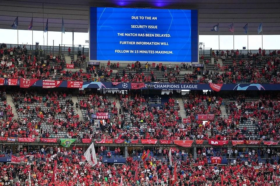 Vấn đề an ninh khiến trận đấu bị hoãn đến 36 phút. ẢNH: AP