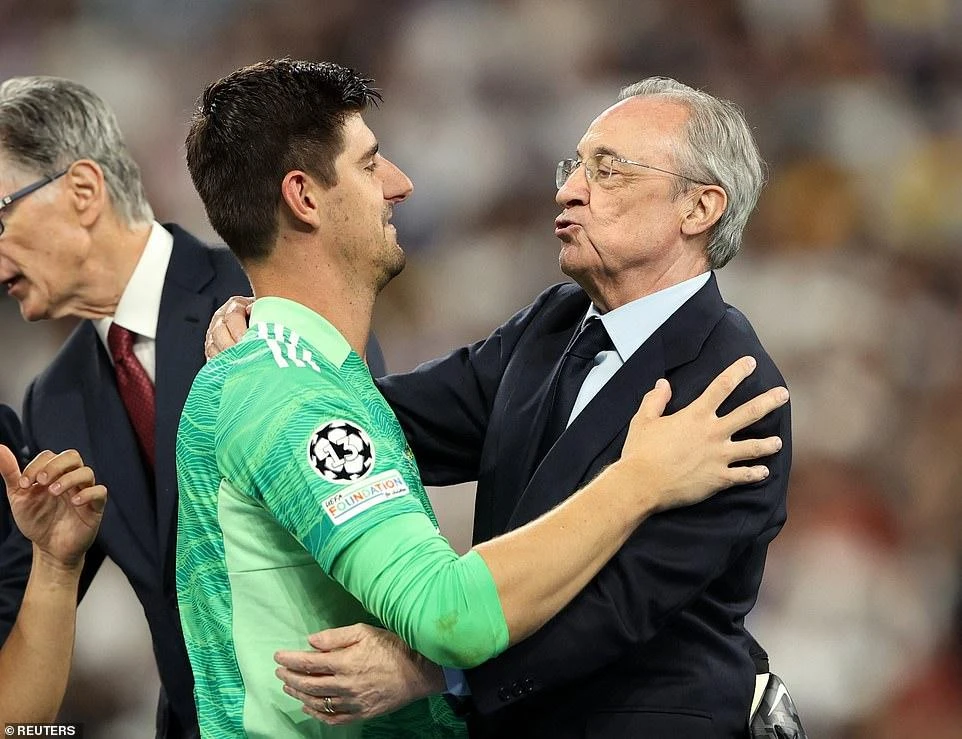 Chủ tịch Florentino Perez chúc mừng thủ môn Thibault Courtois sau trận đấu. ẢNH: REUTERS