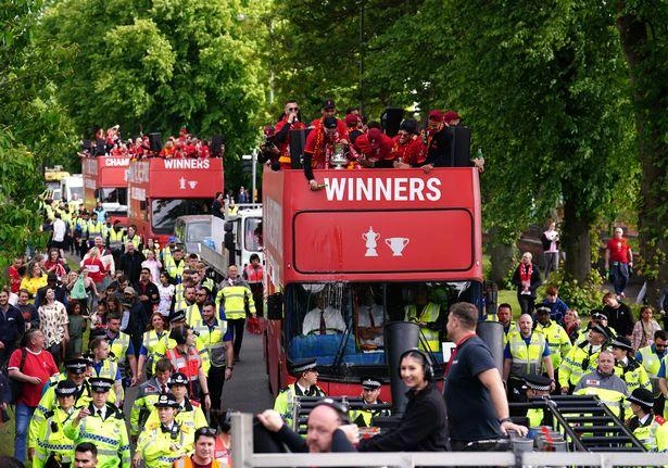 Các cầu thủ Liverpool diễu hành qua các con phố ở Liverpool. ẢNH: FA