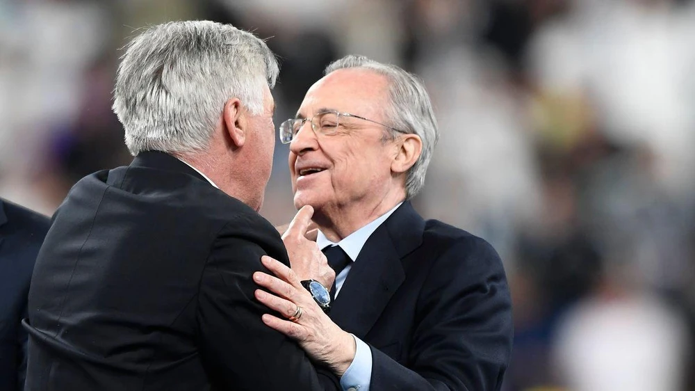 Ancelotti và chủ tịch Perez vui vẻ, thoải mái sau chiến thắng ở chung kết Champions League tại Paris. ẢNH: GETTY