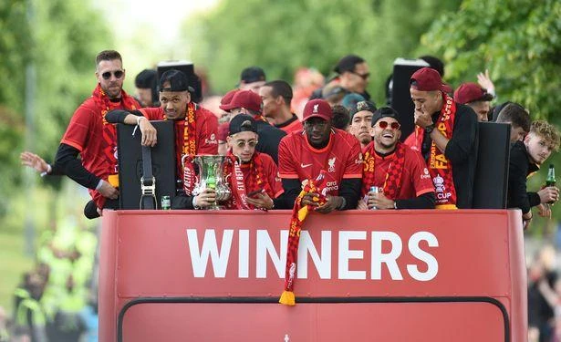 Các cầu thủ Liverpool không quá vui với hai danh hiệu nhỏ. ẢNH: GETTY