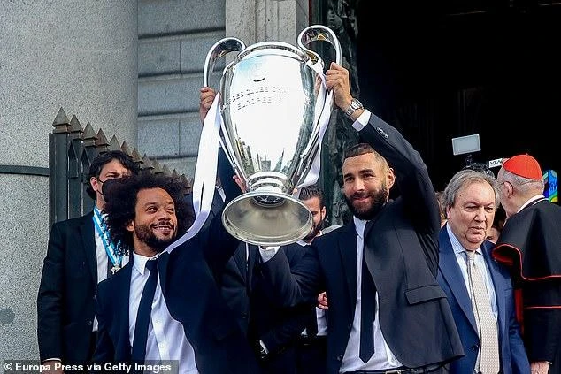 Đội trưởng Marcelo và Benzema cùng nâng cúp Champions League. ẢNH: GETTY