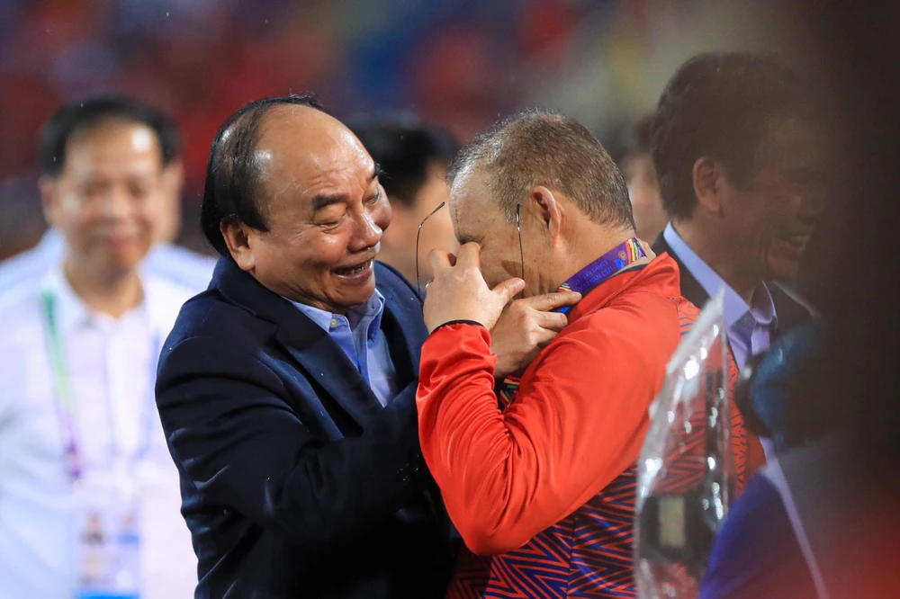 Chủ tịch nước Nguyễn Xuân Phúc trao HCV SEA Games 31 cho HLV Park Hang-seo. ẢNH: ANH DUY