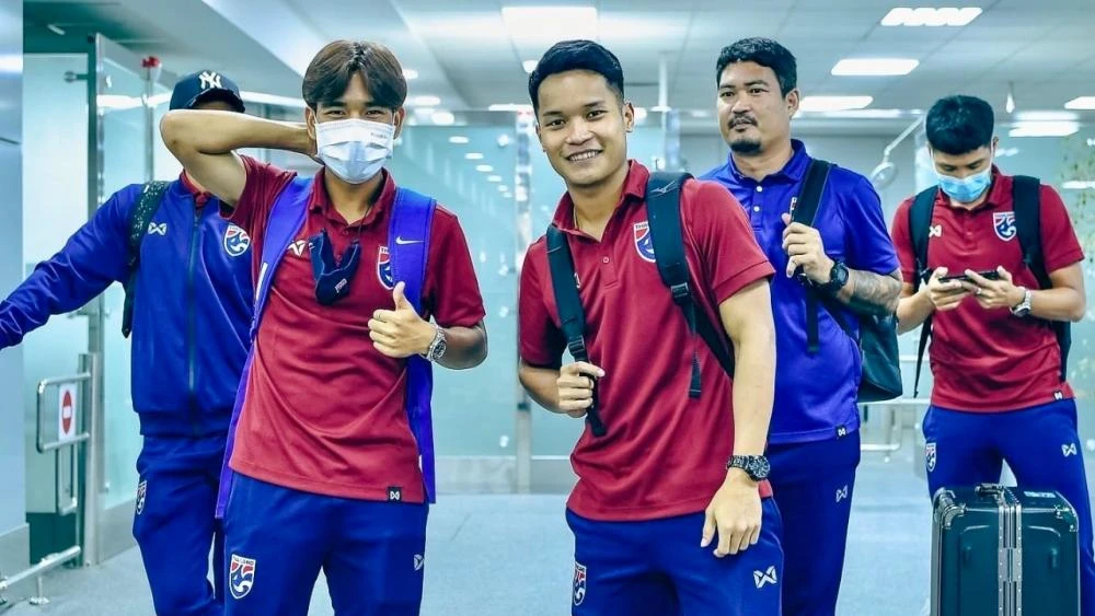 Dù trải qua hành trình khó khăn nhưng các cầu thủ Thái Lan vẫn nở nụ cười lạc quan. ẢNH: THAI RATH