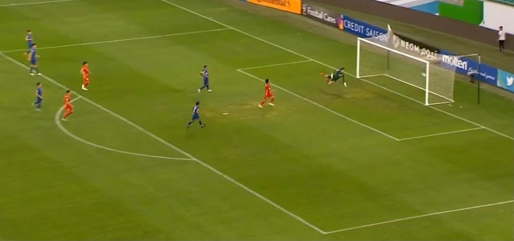 Tuấn Tài tung cú sút ghi bàn thắng từ rất sớm cho U-23 Việt Nam.