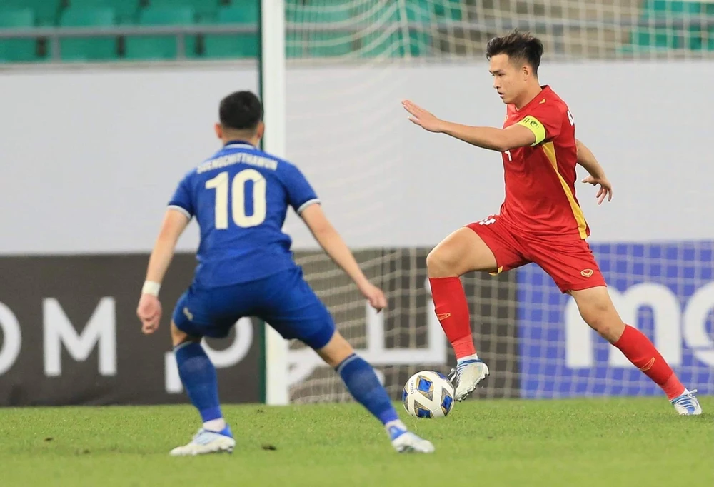 Việt Anh chỉ huy hàng thủ Việt Nam trong bối cảnh Thanh Bình vắng mặt. ẢNH: ANH THỎA