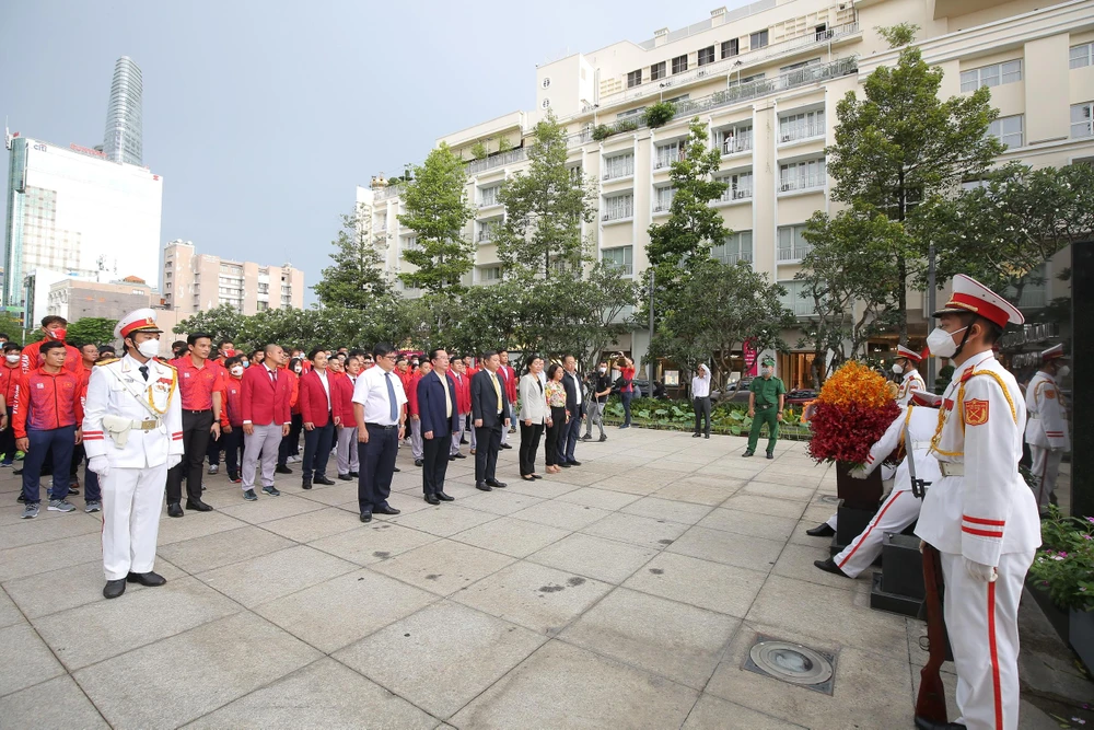 Các VĐV dâng hoa lên tượng đài Bác.