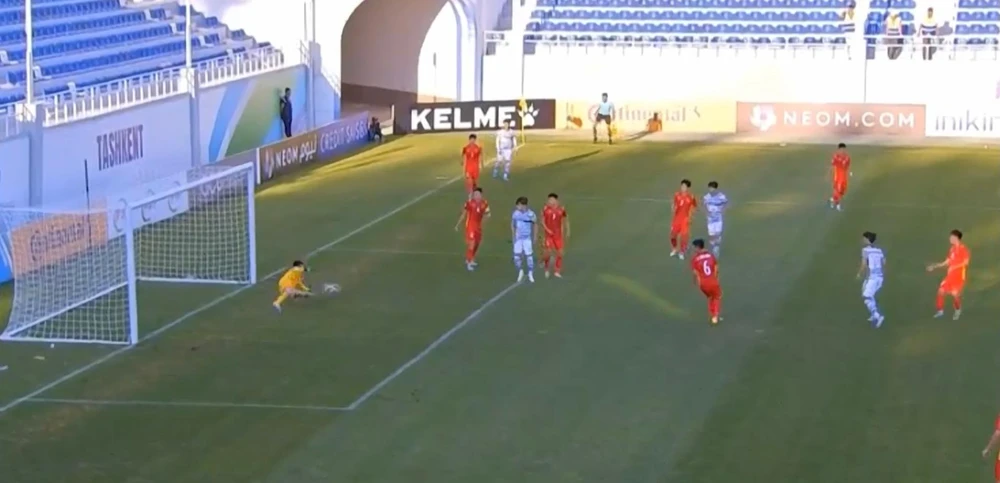 Văn Chuẩn có pha cứu thua xuất thần.