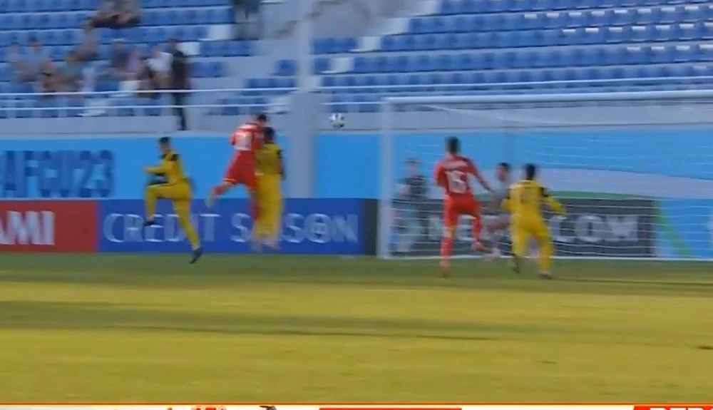 Mạnh Dũng đánh đầu mở tỉ số.