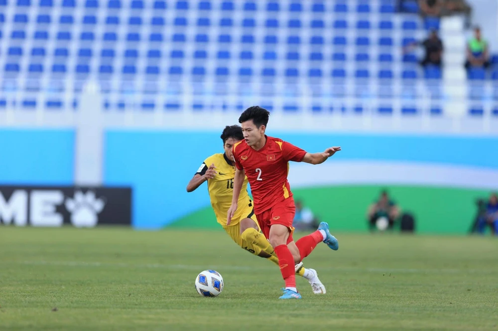 Tuấn Tài đi bóng trước sự đeo bám của cầu thủ U-23 Malaysia. ẢNH: ANH THỎA