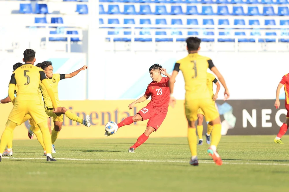 U-23 Việt Nam hoàn toàn áp đảo U-23 Malaysia. ẢNH: ANH THỎA.