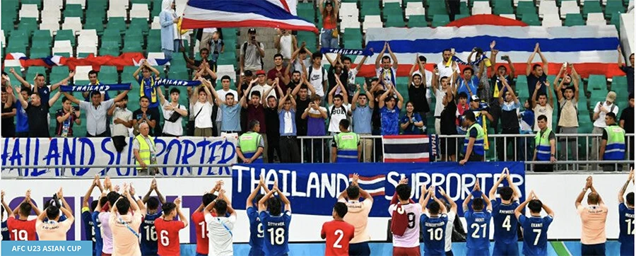 U-23 Thái Lan sau tri ân người hâm mộ sau trận thắng Malaysia 3-0. ẢNH: AFC