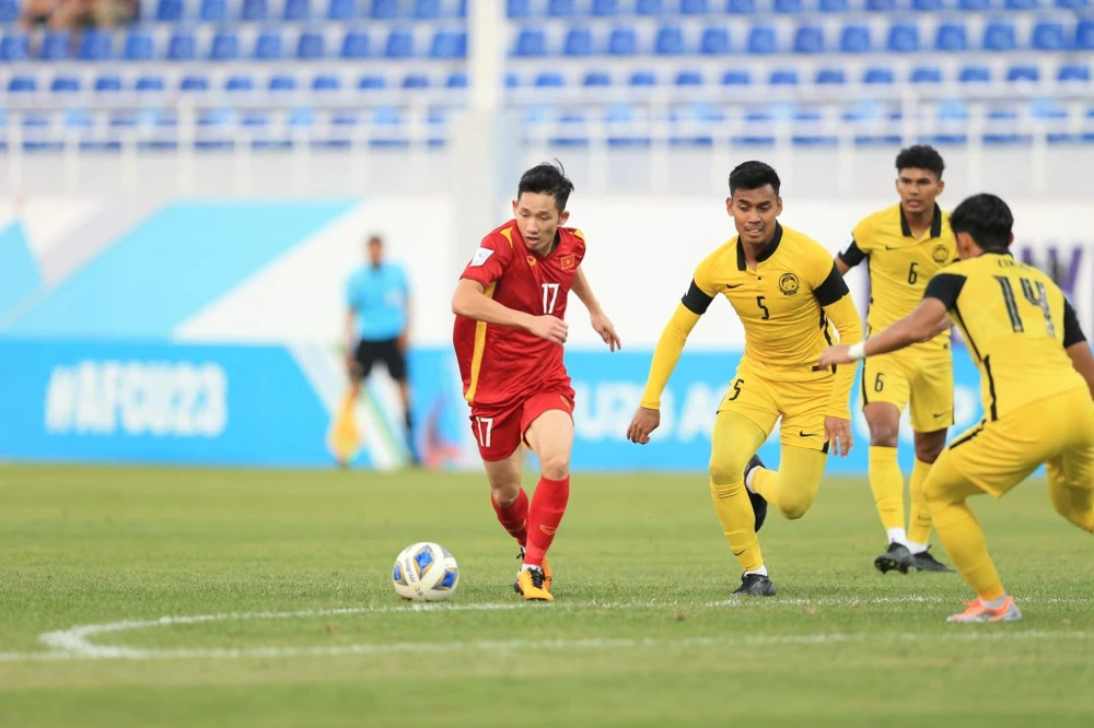 Hai Long đi bóng trước các cầu thủ U-23 Malaysia. ẢNH: ANH THỎA