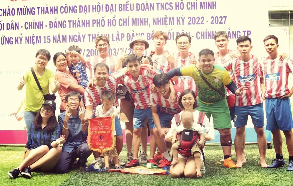 Đội bóng báo Pháp Luật TP.HCM giành ngôi á quân giải Khối Dân – Chính – Đảng TP.HCM