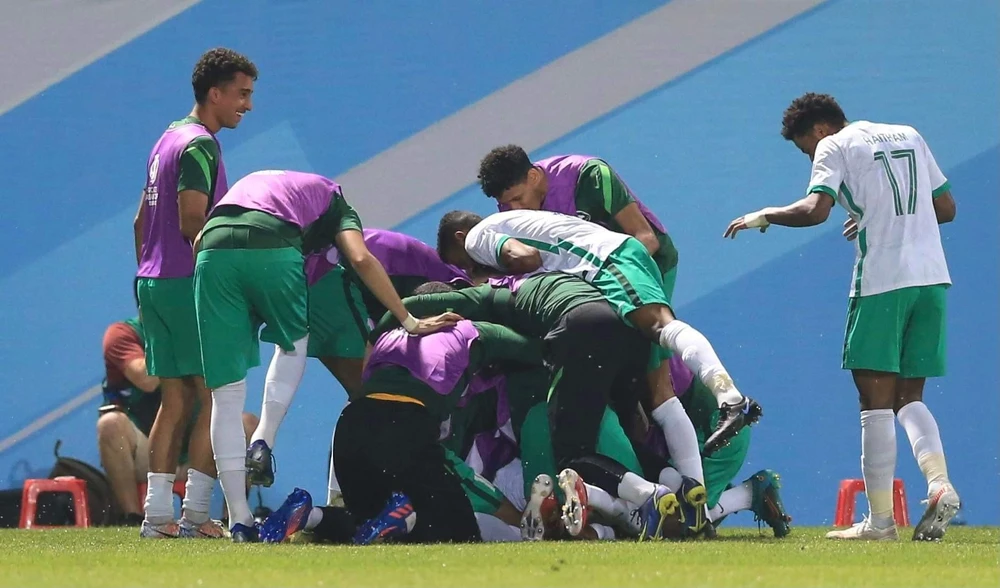 Các cầu thủ Saudi Arabia ăn mừng bàn thắng. ẢNH: ANH THỎA