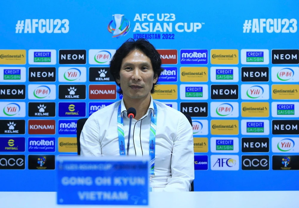 HLV Gong Oh-kyun trong buổi họp báo sau trận đấu. ẢNH: VFF