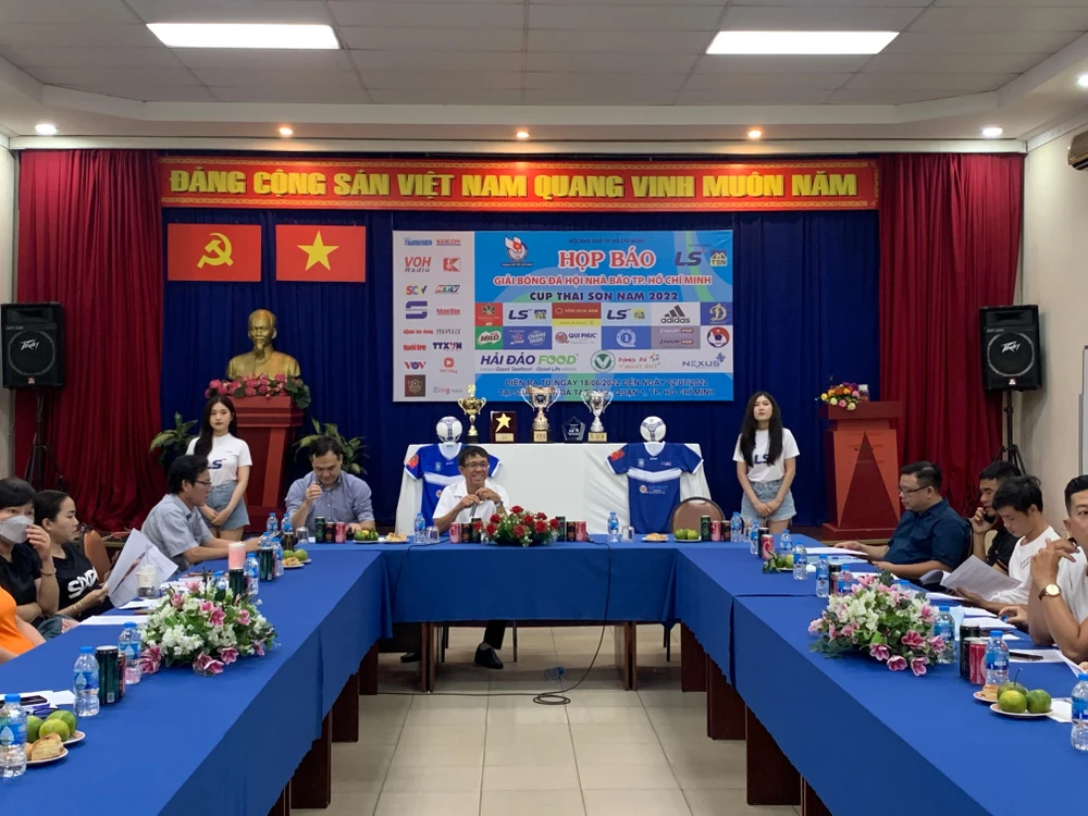 Toàn cảnh buổi họp báo bốc thăm.