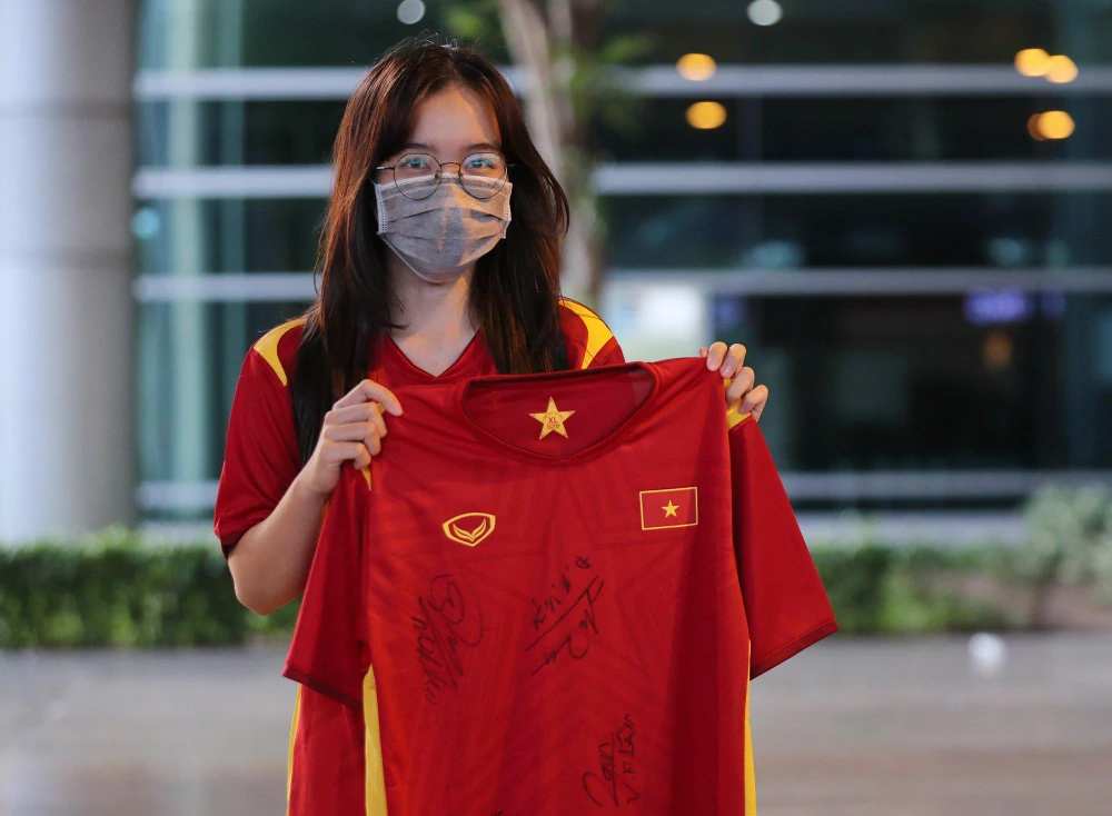 Một fan nữ khoe chiếc áo có chữ ký của các cầu thủ U-23 Việt Nam.