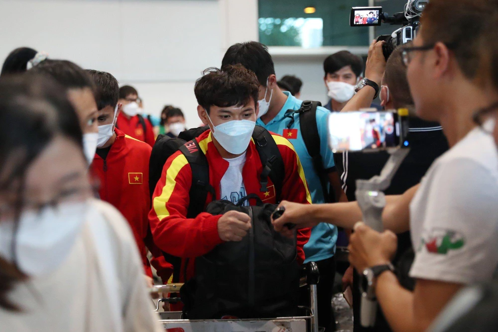 Nhóm đầu tiên của U-23 Việt Nam về nước, hàng trăm CĐV chào đón ảnh 3