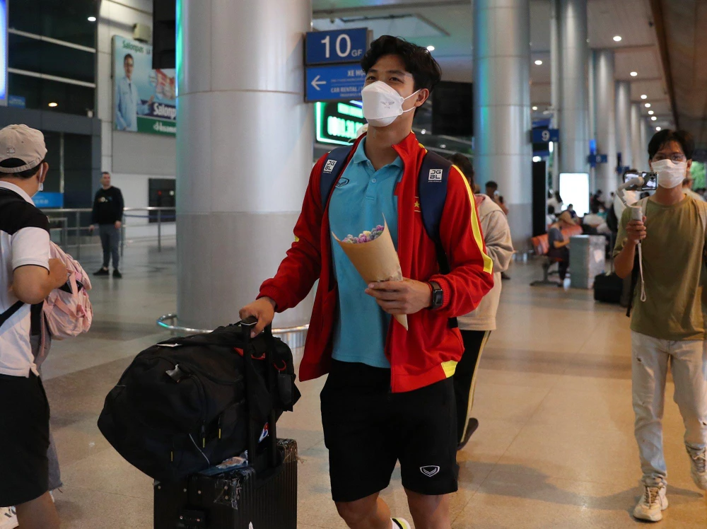 Nhóm cầu thủ đầu tiên của U-23 Việt Nam về nước...