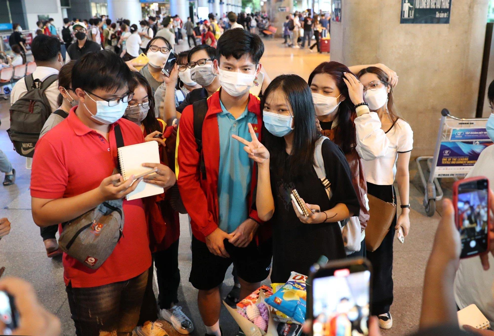 Tuấn Tài chụp ảnh cùng người hâm mộ