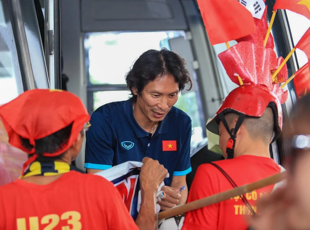 HLV Gong Oh-kyun được người hâm mộ xin chữ ký. ẢNH: ANH THỎA