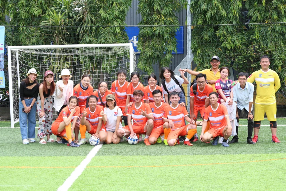 Hai đội nam, nữ báo Pháp Luật TP.HCM trong ngày khai mạc giải Hội Nhà báo TP.HCM 2022.