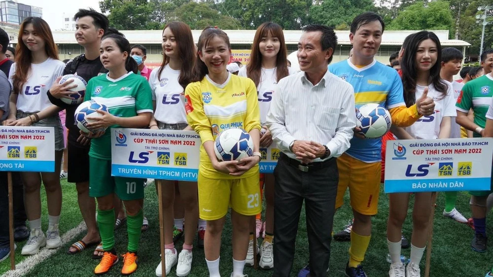 Thủ môn Nguyễn Châu trong lễ khai mạc giải.