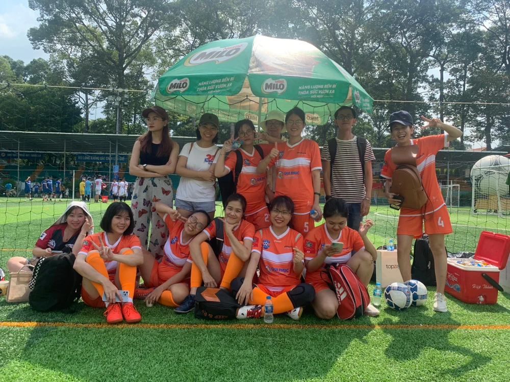 Các cầu thủ nữ báo Pháp Luật TP.HCM không ngại trời nắng cổ vũ cho đội nam.