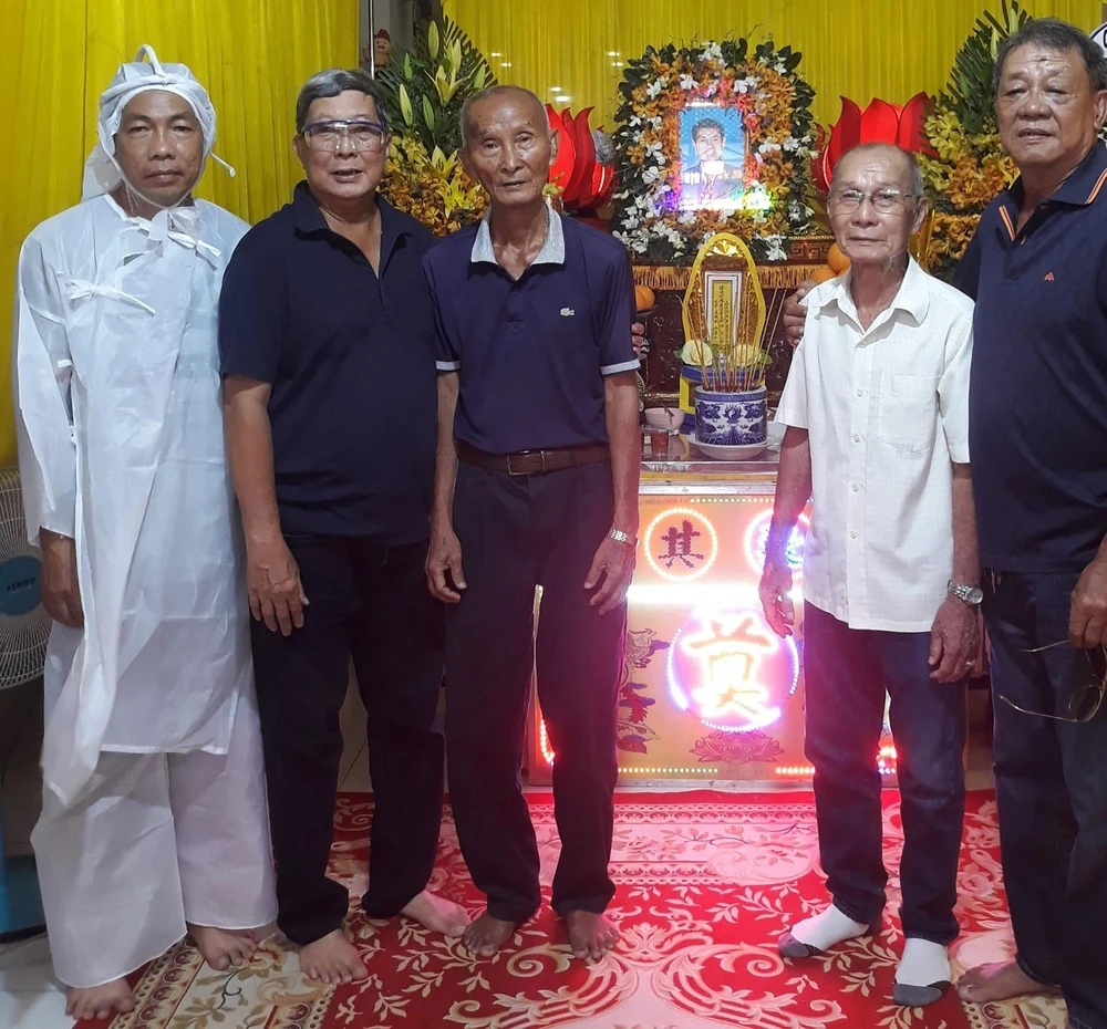 Chi hội Cựu cầu thủ và các cầu thủ đàn em, đồng nghiệp đến chia buồn với cựu tuyển thủ Đỗ Khải. Ảnh: CHCCT