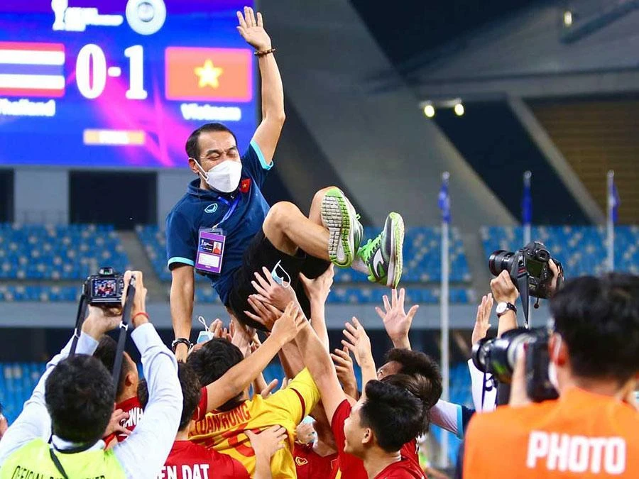 HLV Đinh Thế Nam vừa bổ sung hai cầu thủ mới dự vòng chung kết U-23 châu Á ở Uzbekistan trở về.