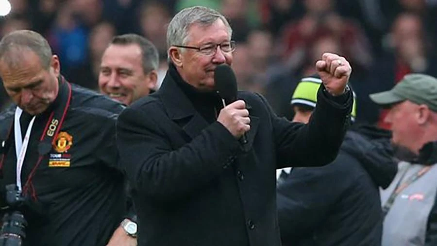 Sir Alex Ferguson trong bài tuyên bố quyết định nghỉ hưu trên sân Old Trafford vào năm 2013. ẢNH: GETTY