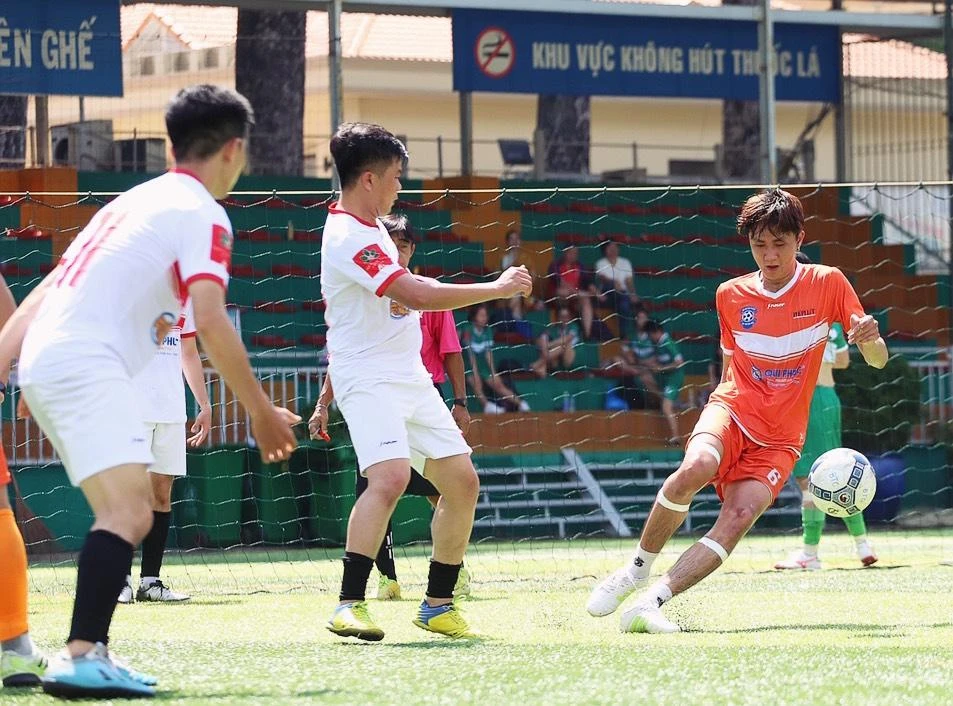 Kim Cương đi bóng trước sự đeo bám sát sao của cầu thủ SCTV.