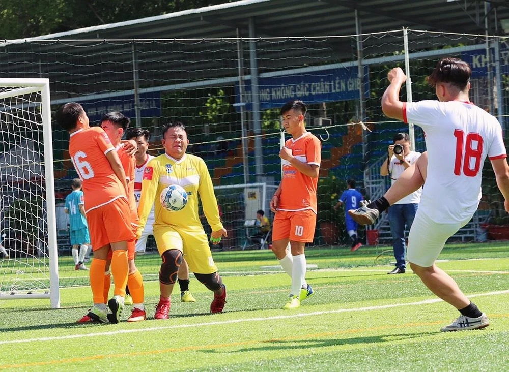 Thủ môn Phan Khôi... xả thân cứu thua cho đội.