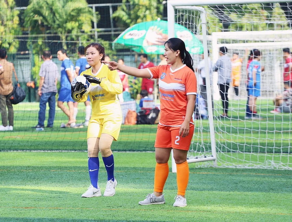 Hậu vệ Thu Hà và thủ môn Nguyễn Châu của đội nữ báo Pháp Luật TP.HCM.