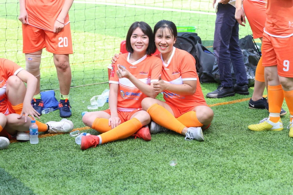 Đội hình đội nữ báo Pháp Luật TP.HCM trước trận đấu.