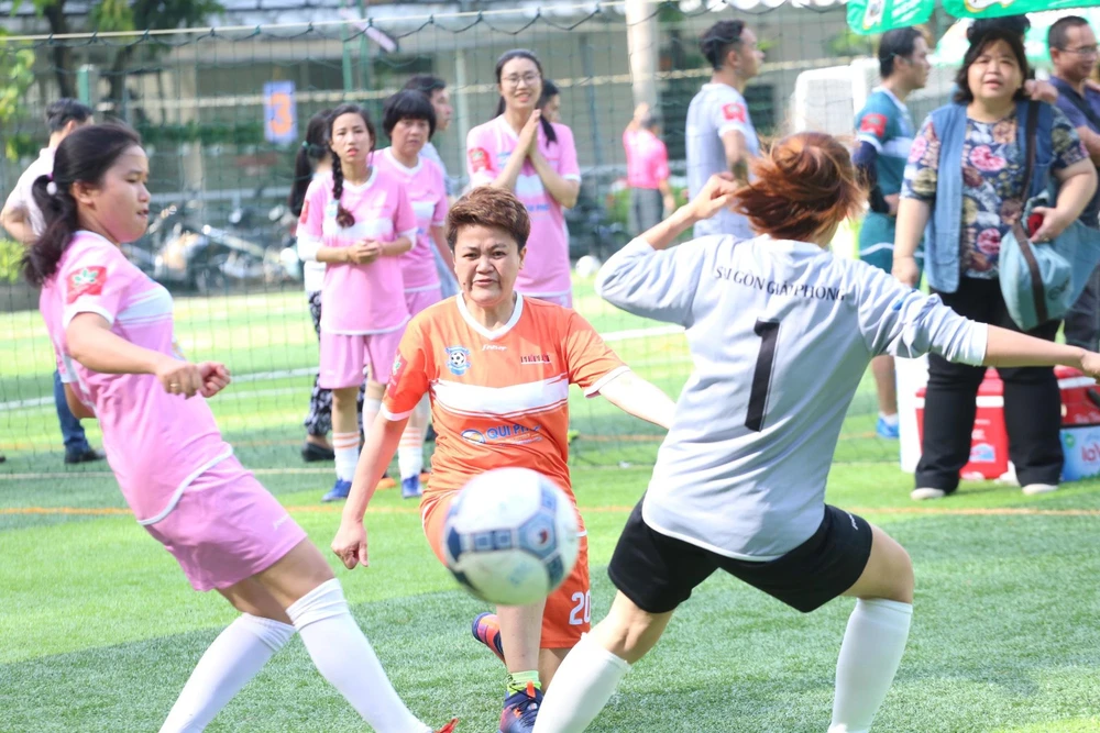 Tiền đạo Hà Bạch nỗ lực dứt điểm không thành khi đối mặt với thủ môn đội SGGP.