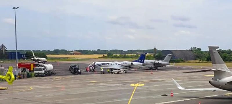 Gia đình Maguire và những người bạn đã bay đến sân bay Dijon. ẢNH: MIRROR