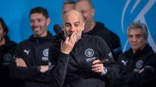 Guardiola thậm chí còn kêu gọi những người làm bóng đá đình công. ẢNH: GETTY