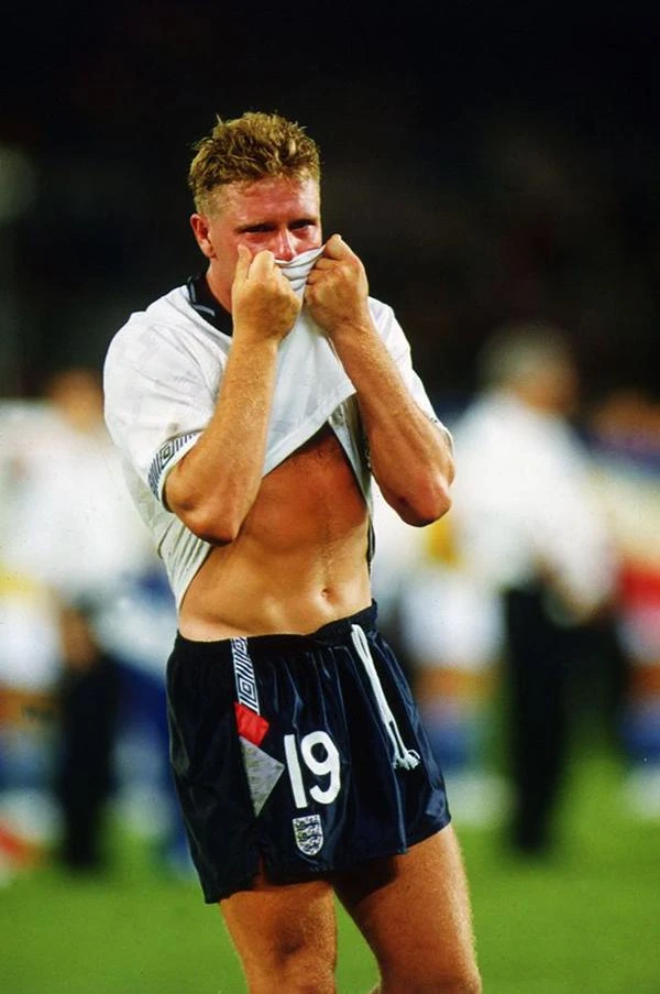 Gascoigne đỏ cả mắt sau khi nhận thẻ vàng. ẢNH: GETTY