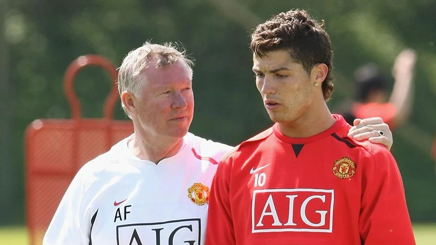 Sir Alex Ferguson luôn coi Ronaldo là cậu học trò cưng. ẢNH: GETTY