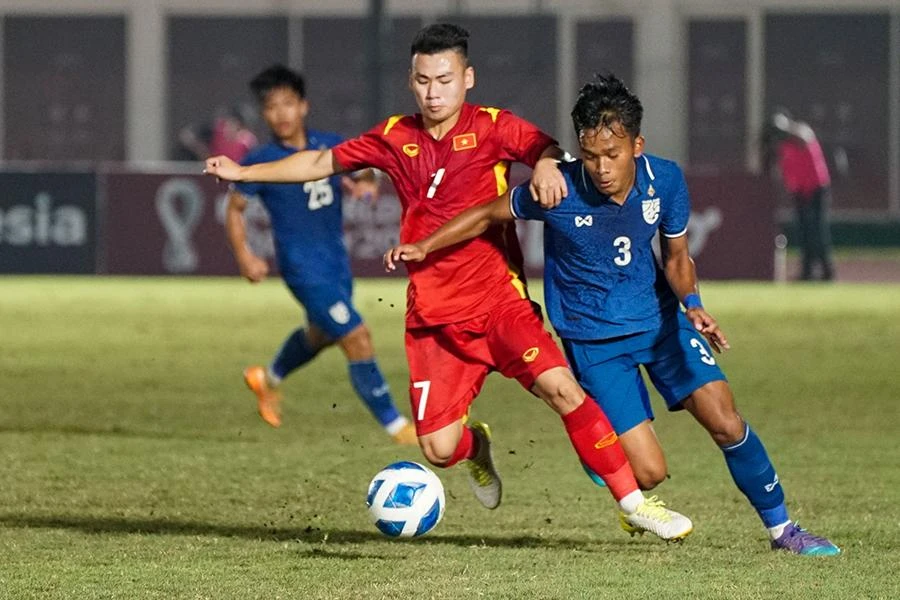 HLV Đinh Thế Nam không hài lòng với màn trình diễn của U-19 Việt Nam trước Thái Lan. ẢNH: VFF