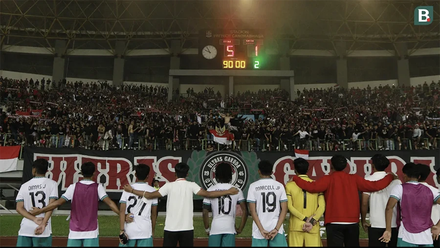 U-19 indonesia tri ân người hâm mộ sau trận thắng Myanmar 5-1. ẢNH: BOLA