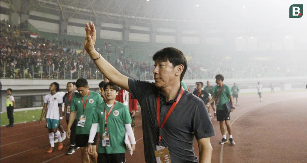 HLV Shin Tae-yong và dàn trợ lý cảm ơn sự ủng hộ của người hâm mộ có mặt trên Sân vận động Pariot Candrabhaga Bekasi. ẢNH: BOLA